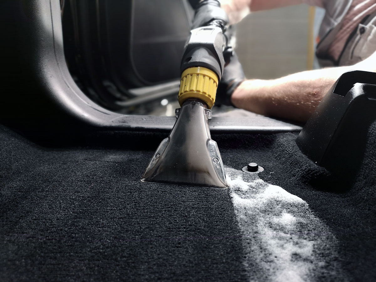 Когда необходимо делать химчистку салона?